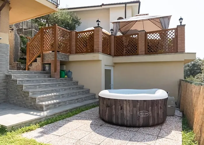 La Roccia Fiorita Appartamento con giardino e Jacuzzi